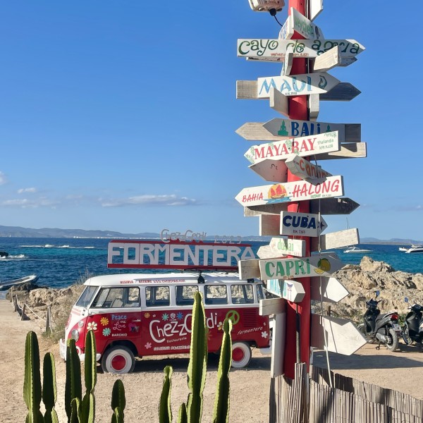 Formentera BeachClub Chezz HippieBus
